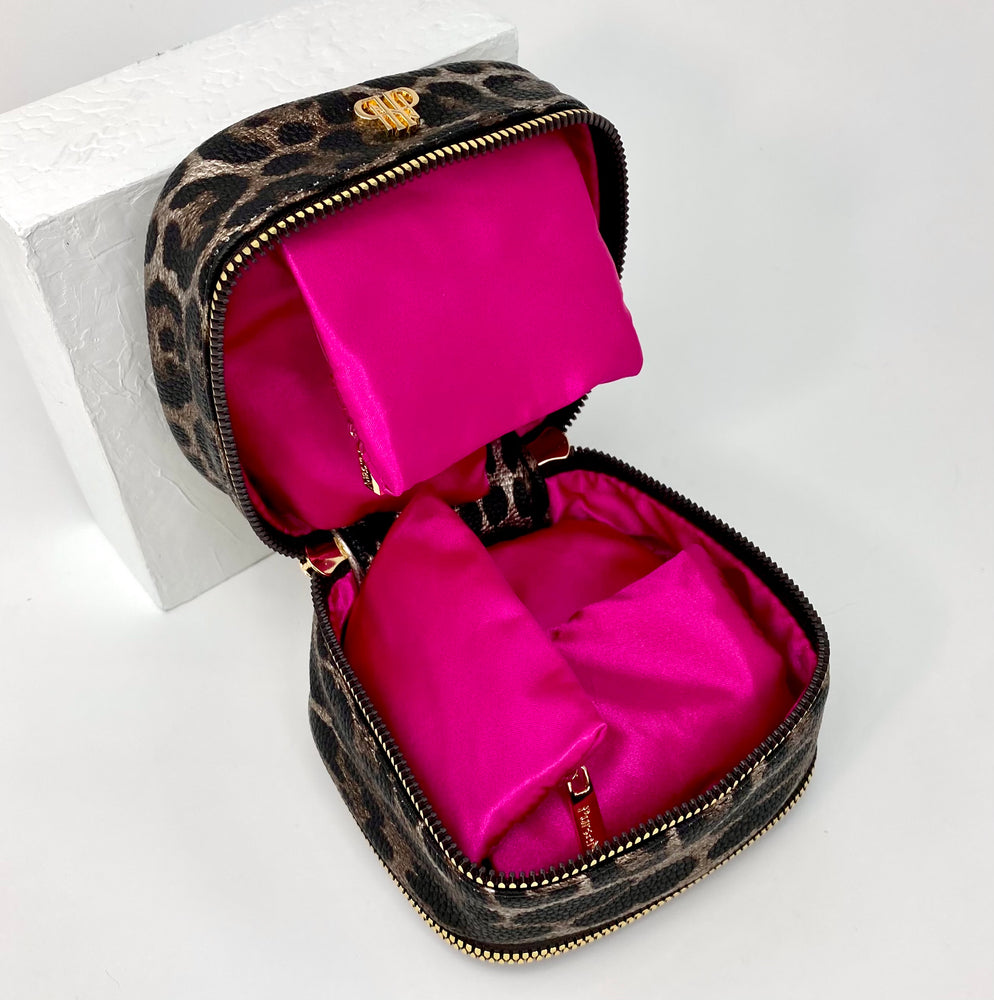 
                
                    Load image into Gallery viewer, Tiara Weekender Jewelry Case in Bronze Leopard
                
            